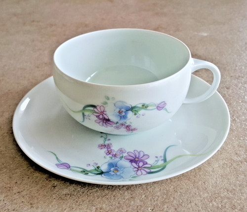 Une tasse sous - une, sous-tasse