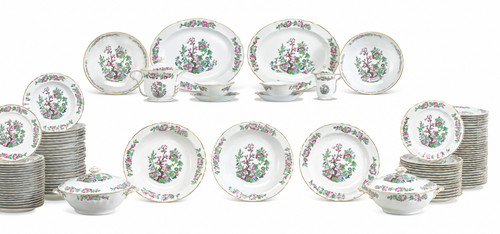 Une assiette plate porcelaine - une,