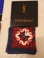 Foulard en carré soie vintage