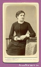 CDV PIERRE PETIT À PARIS : FEMME EN POSE ACCOUDÉE SUR PILE DE LIVRES Réf F 34