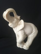 STATUETTE D'UN ÉLÉPHANT EN