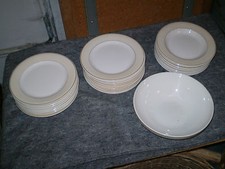 Service 36 pièces en faience de Salins, centre blanc, galon beige