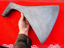 TRES GRANDE hache en fer forgé  outil ancien