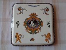 DESSOUS DE PLAT EN FAÏENCE DE GIEN, MODÈLE RENAISSANCE ITALIENNE SUR FOND BLANC