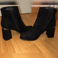 Bottines Noires En Suédine Avec Détail Doré