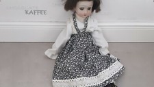 Poupée en porcelaine aux yeux