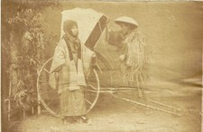 JAPON Ca 1870 Jeune femme et porteur en manteau de paille au Pousse Pousse