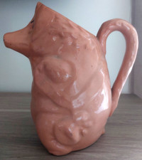 Pichet cochon tout rose en céramique. signé.
