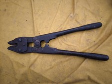 pince tout acier à barbelés