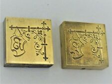 -2 MATRICES TAMPONS BRONZE avec POTENCES ENSEIGNES lettres B & P Collection déco