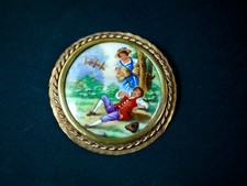 Broche ancienne Porcelaine de Limoges émaillée  Romantique Diamètre : 53 mm