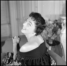 Portrait femme assise salon -