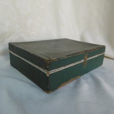 PETIT COFFRET ANCIEN DE DINETTE DE POUPÉE EN  BOIS TAPISSÉ DE PAPIER XIXème