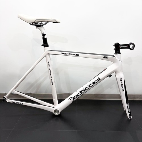 Rare ensemble cadre carbone