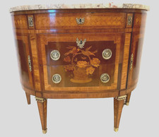 Commode En Demi Lune De Style Louis XVI En Marqueterie de fleurs  . XIX Siècle .