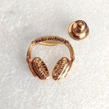 Pin's Lapel pin Pins MUSIC Matériel AUDIO HIFI CASQUE AUDIO-TECHNICA Doré Signé