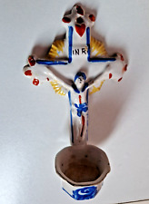 Bénitier ancien en faïence bleu, rouge et jaune Christ en croix