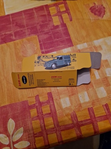 Boite vide dan toys - boite,