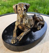 BRONZE – Chien allongé sur