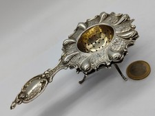 PASSOIRE A THE AVEC SON EGOUTTOIR STYLE LOUIS XV EN ARGENT MASSIF ALLEMAND - 800