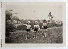 Bande enfants, main dans la main, campagne - Photo ancienne snapshot