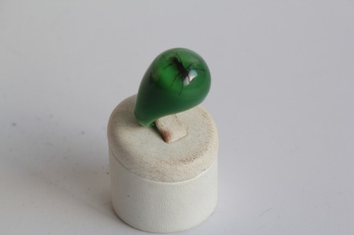 Bague résine verte inclusion
