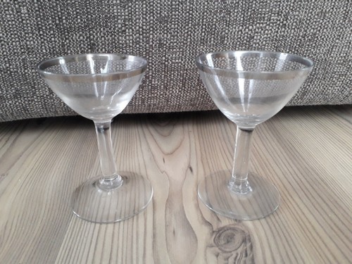 Ancien verre sur pieds - ancien,