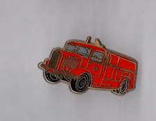 Pin's pompier / camion (signé Ballard dévidoir automobile pompe Laffly 1943) 