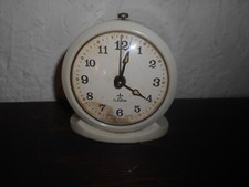 Ancien réveil bakélite et métal FLEURON made in USSR fonctionne