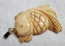 ANCIEN BIJOU PENDENTIF POISSON FISH BAKÉLITE BEIGE / L150