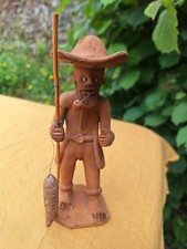 Statuette de pêcheur en terre cuite avec pipe, canne et poisson, signée.