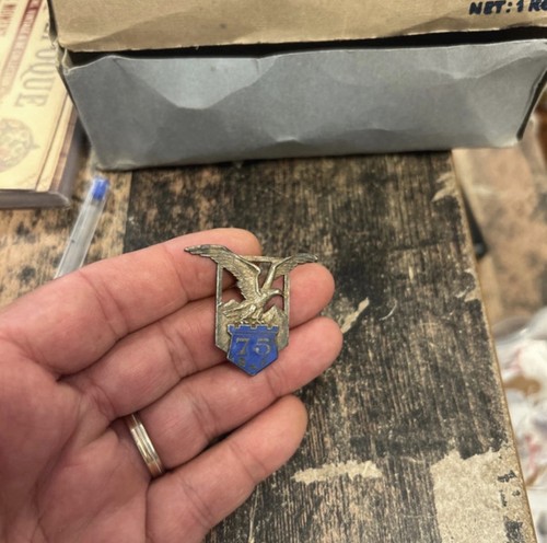 Insigne militaire ancien 75e