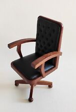 un fauteuil de bureau en noyer et cuir miniature, 1/12 maison de poupée  M6