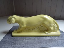 Panthère en marche, sur socle, art déco, céramique émaillée jaune