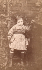 CDV 1880 Petit garçon au tablier dans un jardin Photo des écoles Anvers Belgique