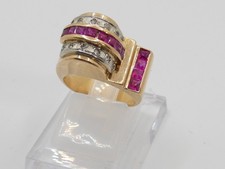 Bague Tank asymétrique diamant et rubis sur or jaune, époque 1940