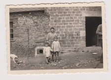 Photo ancienne ?️ femme enfants chien niche maison campagne 1950s regard