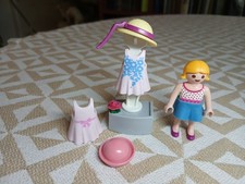 Mode PLAYMOBIL - Fillette, mannequin, jupe courte, deux robe et deux chapeaux