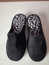 chaussons noirs et blancs