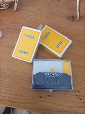 Une boîte de jetons ricard et un jeu de 54 cartes ricard