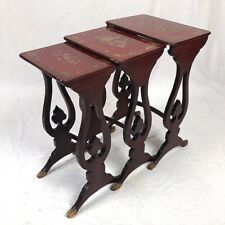 Série de trois tables gigognes laquées rouge à décor or de style asiatique, XIXe