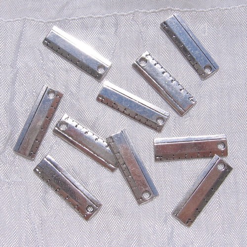 Lot breloques regle ecole - 10,