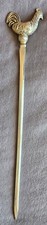 Brochette / hatelet en métal bronze argenté à motif de  " Coq ou Poule "  RENEKA