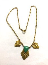 Ancien collier en plaqué or orné de jadéite Art Déco