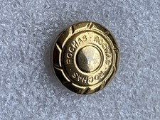 Pin’s Metal doré Rochas Maquillage Parfum Luxe Vintage Logo