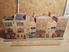 MARQUE INCONNUE.  MAQUETTE DIORAMA IMMEUBLES DE VILLE, COMMERCES. EN CARTON