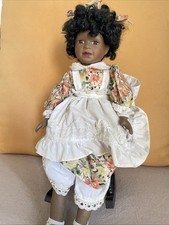 POUPÉE ANCIENNE EN PORCELAINE- AVEC SON SIÈGE À BASCULE