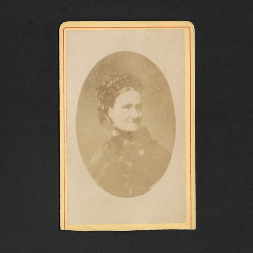 Femme agée mystérieuse
