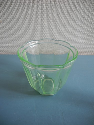 Ancien pot verre uranifère - ancien,