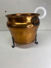 Cache pot en forme de chaudron en cuivre marteler anse en fer forger bonne etat